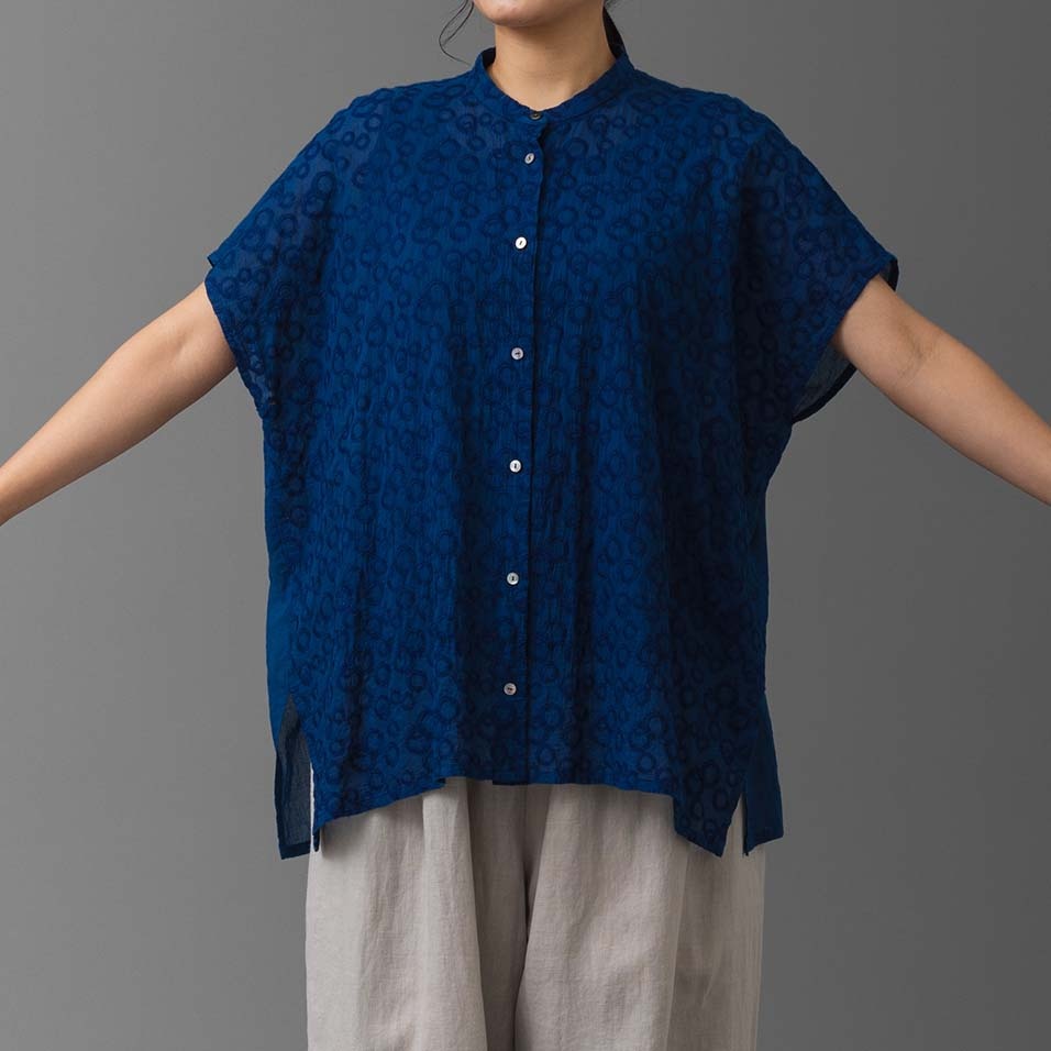 藍染青い花刺繍ブラウス千振（せんぶり） | 石見銀山 群言堂オンライン