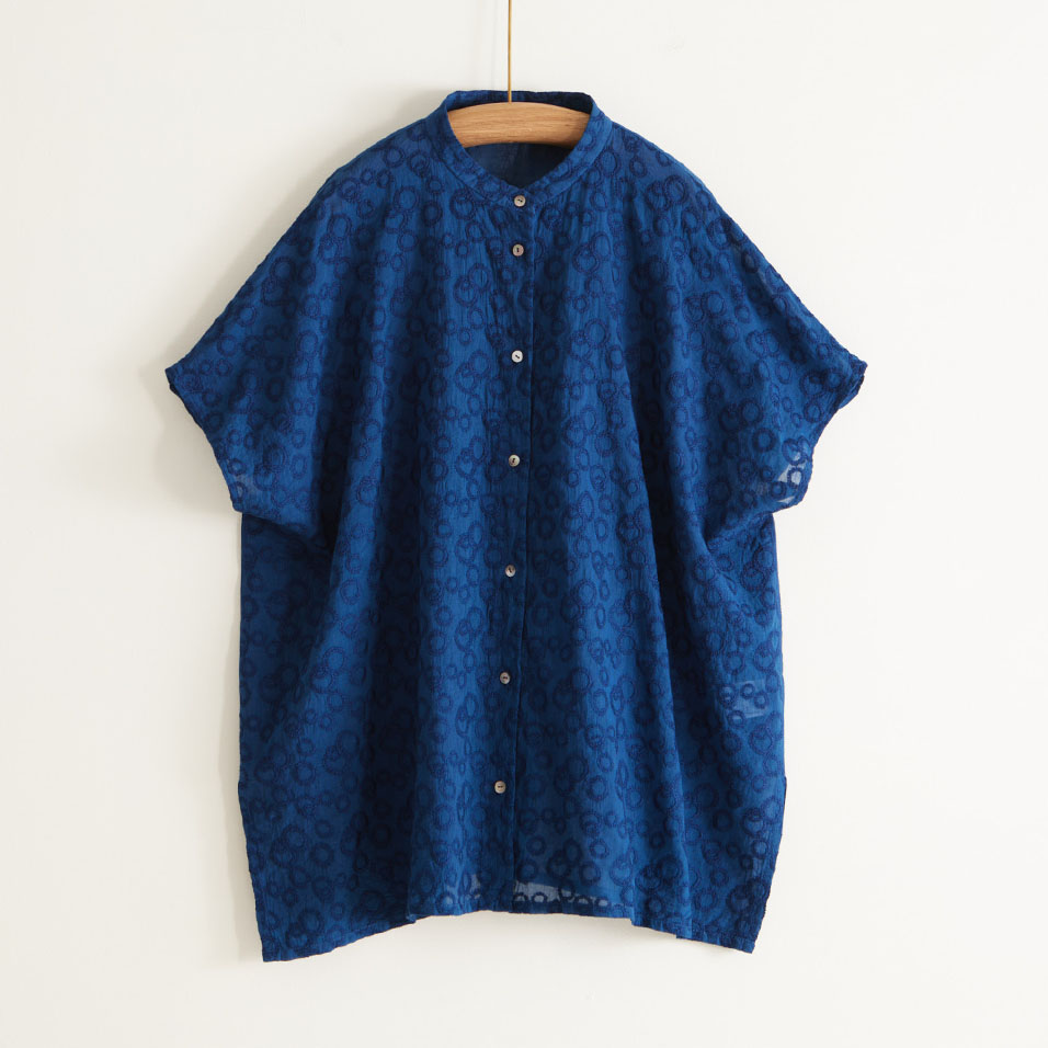 藍染青い花刺繍ブラウス千振（せんぶり） | 石見銀山 群言堂オンライン