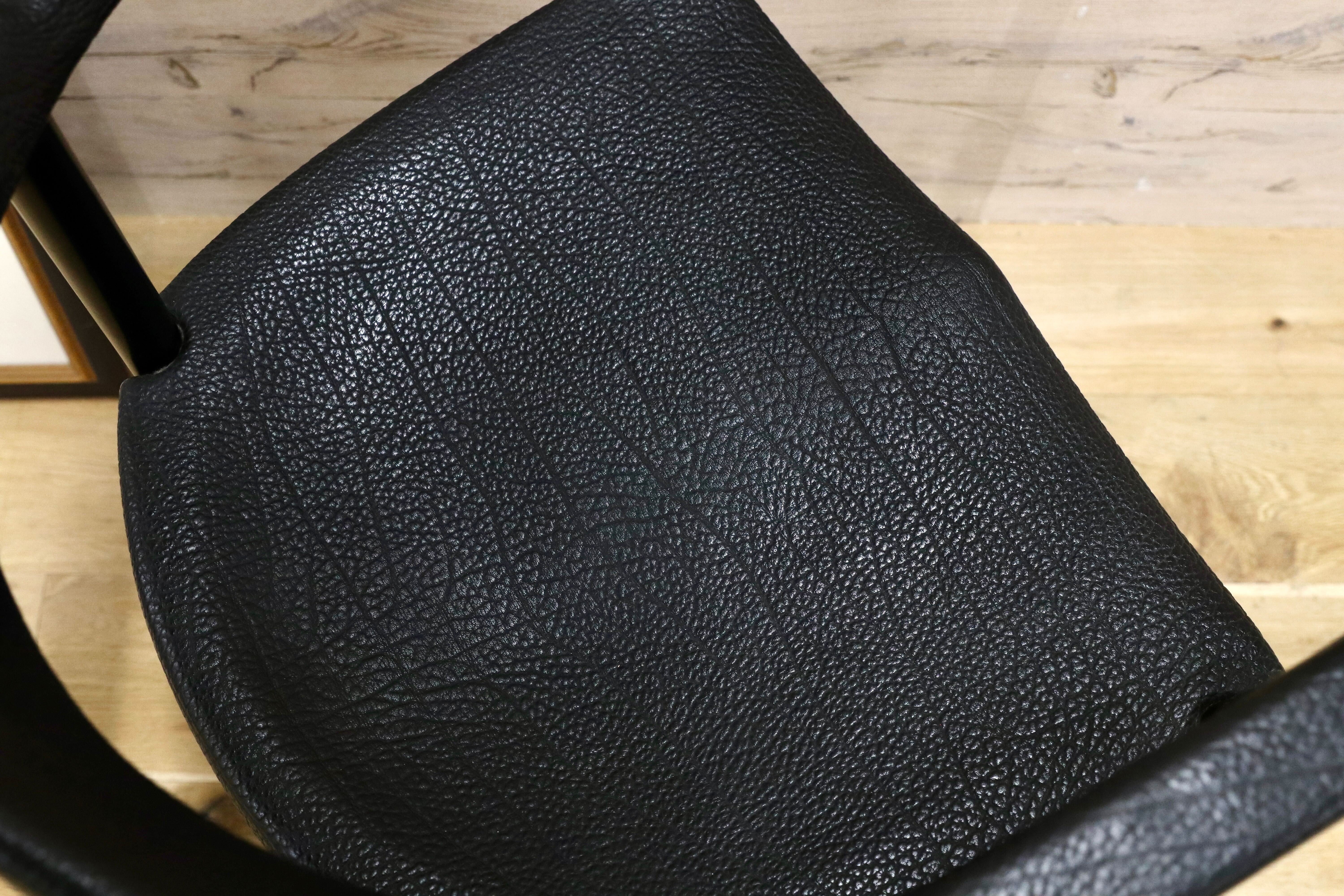 GMGK465A○レオナルド アームチェア ブラック スイス デザイナーズ家具