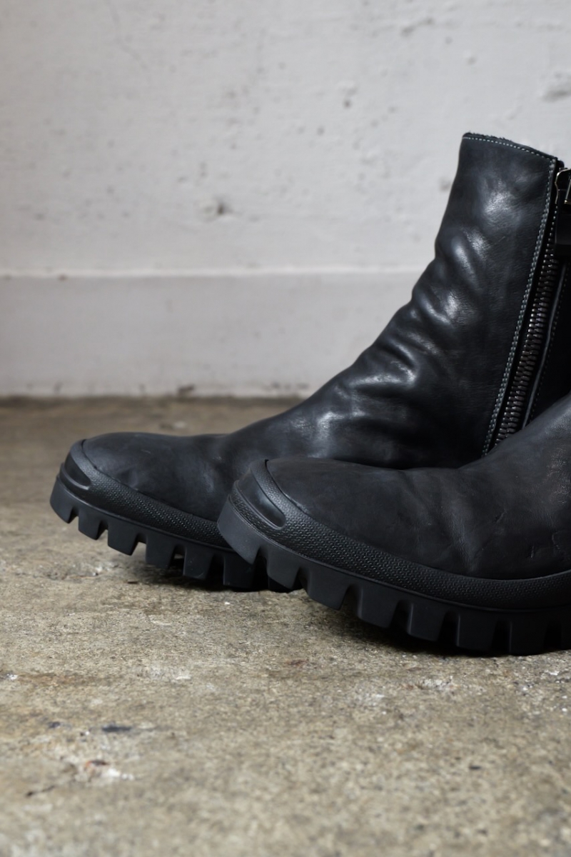 11V-71057. HORSE LEATHER DUAL ZIP SHORT DZ-1 VB-1 RUBBER SOLES