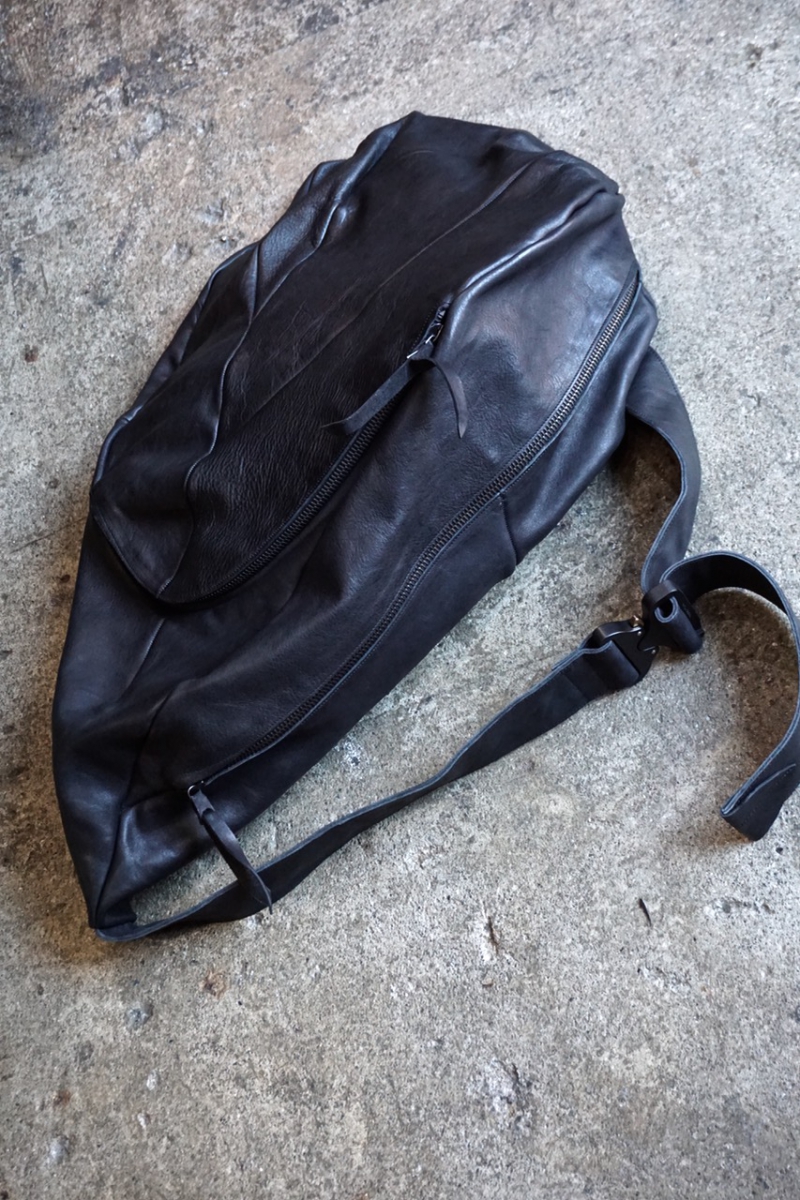 DIS-M-DBXL/01. Distortion Dealer Bag / GUIDI Horse Leather. Black