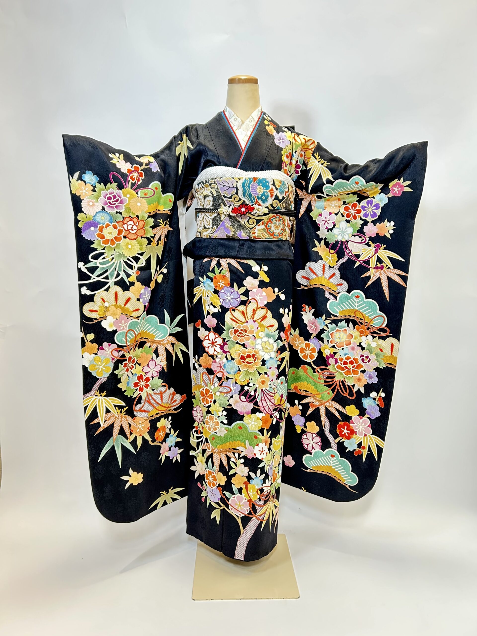 カラフル古典柄が縁起の良い上品な黒 | 京都・大阪で振袖・前撮りの