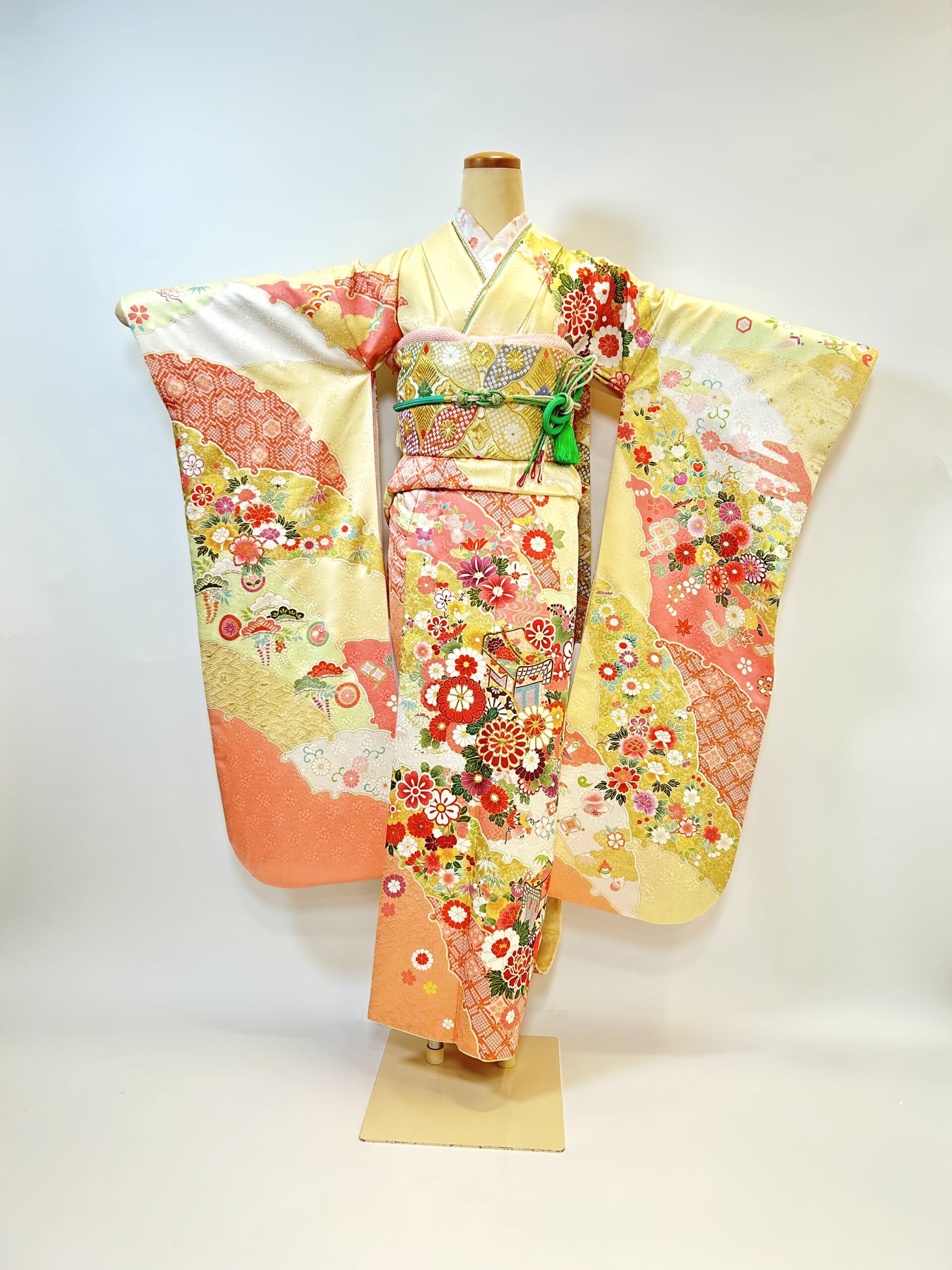 温かみのある黄色に王道古典柄 | 京都・大阪で振袖・前撮りのことなら