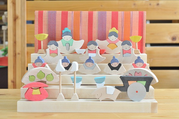 雛人形 遊プラン・小黒三郎 銀杏円びな五段飾り 垂幕 赤 木のおもちゃ