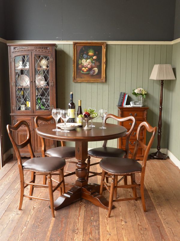 英国アンティーク調の丸いダイニングテーブル、バルボスレッグが