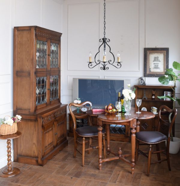 アンティーク風のステンドグラスが美しいキャビネット（食器棚）(y-485