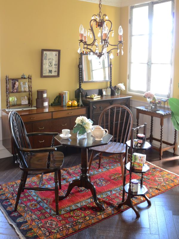 アンティークのサイドテーブル、ツイスト脚の美しい英国の