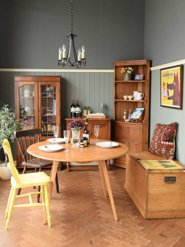 おしゃれなアンティークの椅子、黄色にペイントされたアンティークの