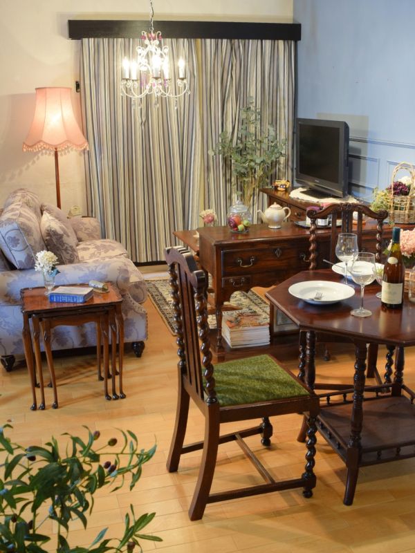 英国アンティークのフロアランプ、ワインテーブルが付いた照明器具