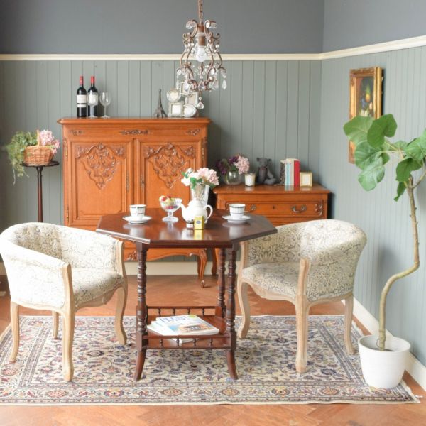 高級感のある英国アンティークのテーブル、美しいマホガニー材のサイド