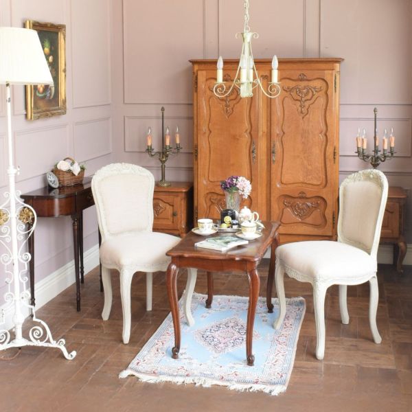 フランスから届いた猫足のアンティークテーブル、市松模様の天板が