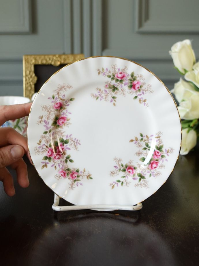 ロイヤルアルバート社のアンティーク食器、バラのプレート（ラベンダー