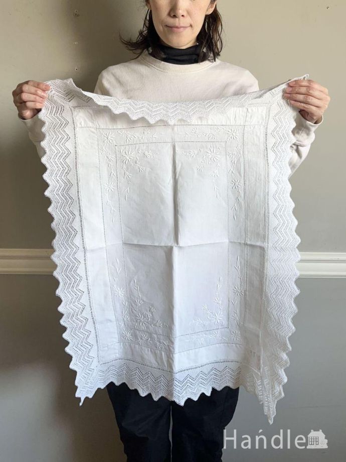 刺繍が可愛いフランスアンティーク、繊細なレースのスクエア型のクロス