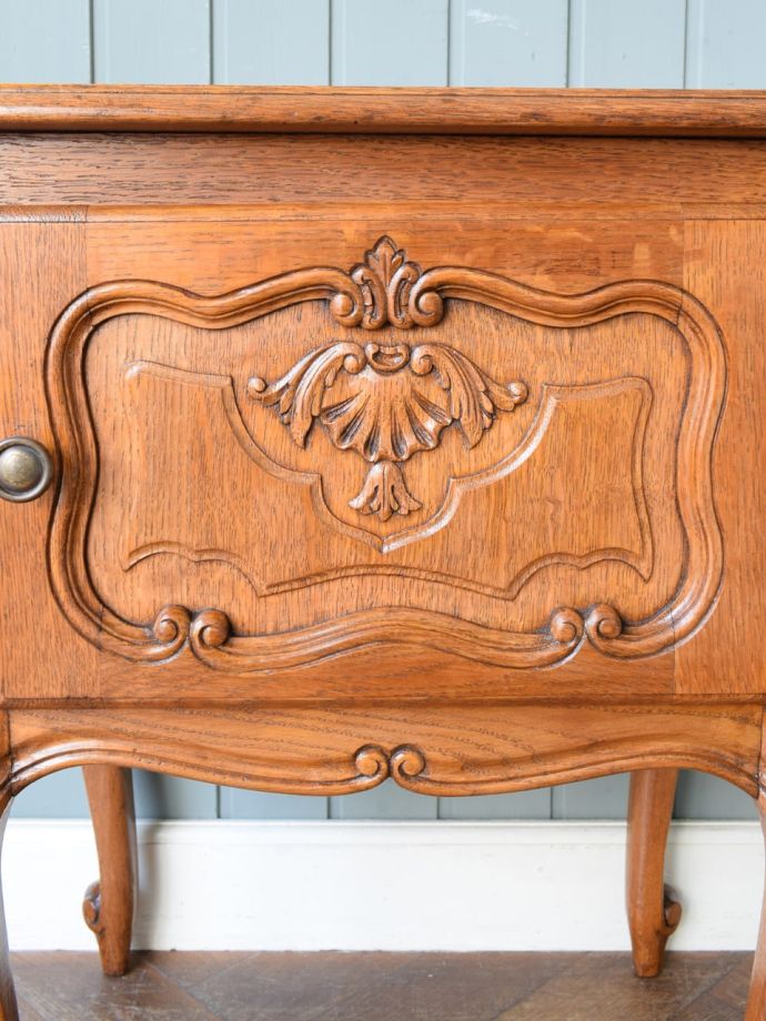 フランスアンティークのサイドキャビネット、猫足が美しいおしゃれな