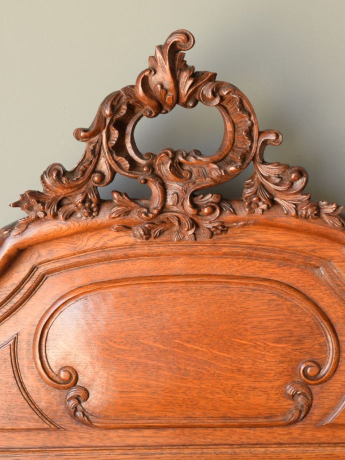 フランスから届いたロココ様式のアンティーク家具、美しい浮き彫りが