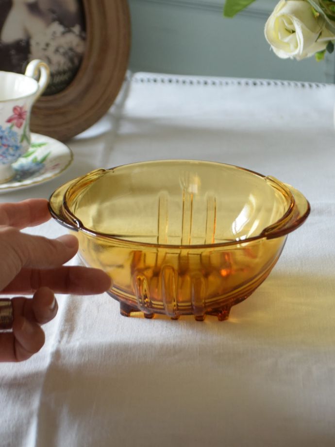 イギリスのアンティークガラス食器、アンバー色のガラスボウル（プレス