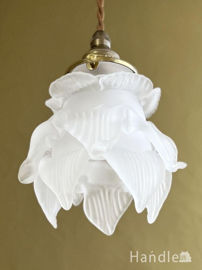 バラの形が可愛いガラスシェード、アンティーク調のペンダントライト