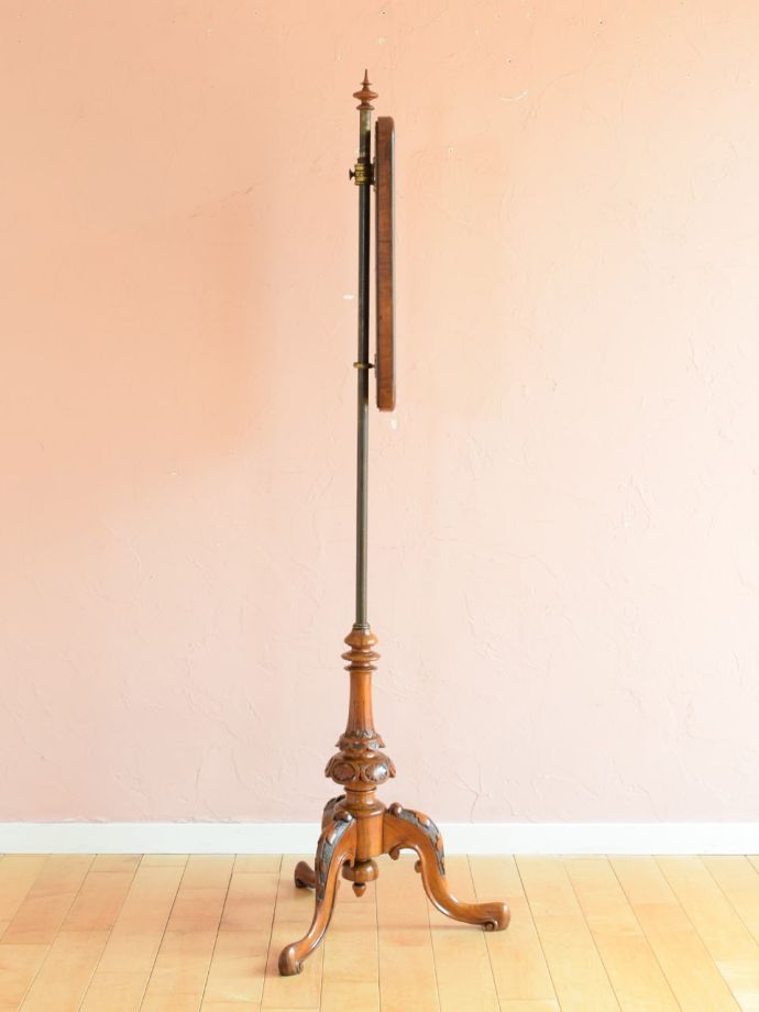 イギリスで見つけたアンティーク家具、お花の刺繍が美しいファイヤー