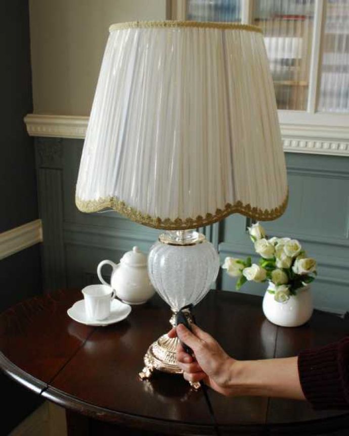 フランス風のおしゃれなテーブルランプ（ホワイト）(電球セット)(tl