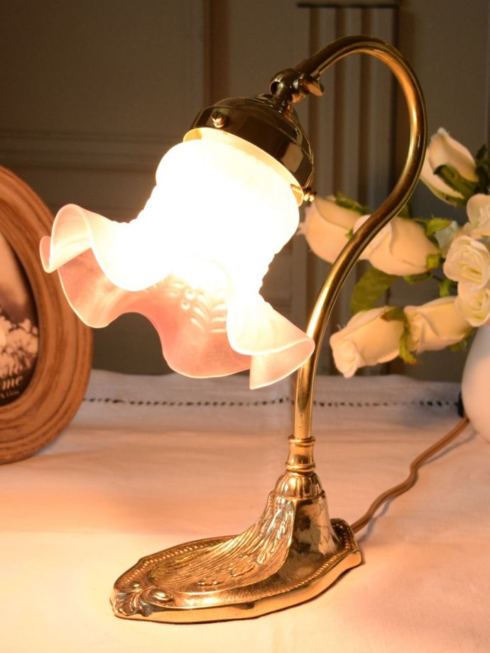 イタリアから届いたおしゃれな照明器具、真鍮製のテーブルランプ（E17