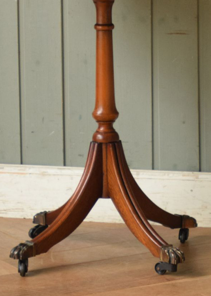 キャスター付きのアンティーク家具は、いろんな場所へ自由自在です。