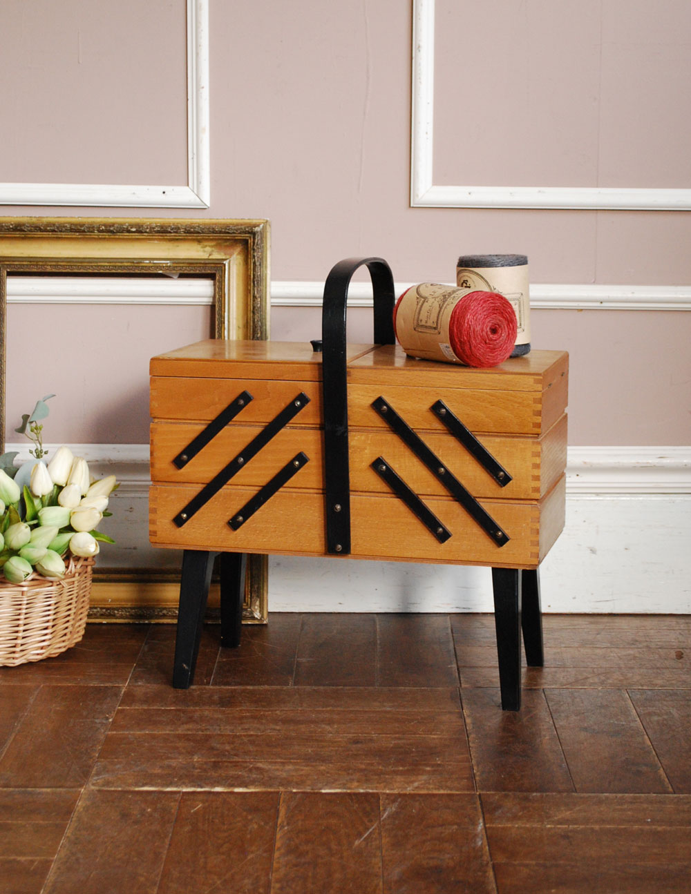 黒い金具がアクセント 木製のアンティークソーイングボックス(x-616-z