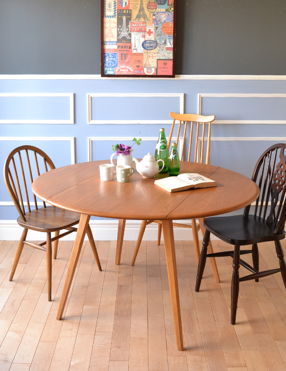 北欧テイストのアンティーク家具、丸い形のアーコールドロップリーフ