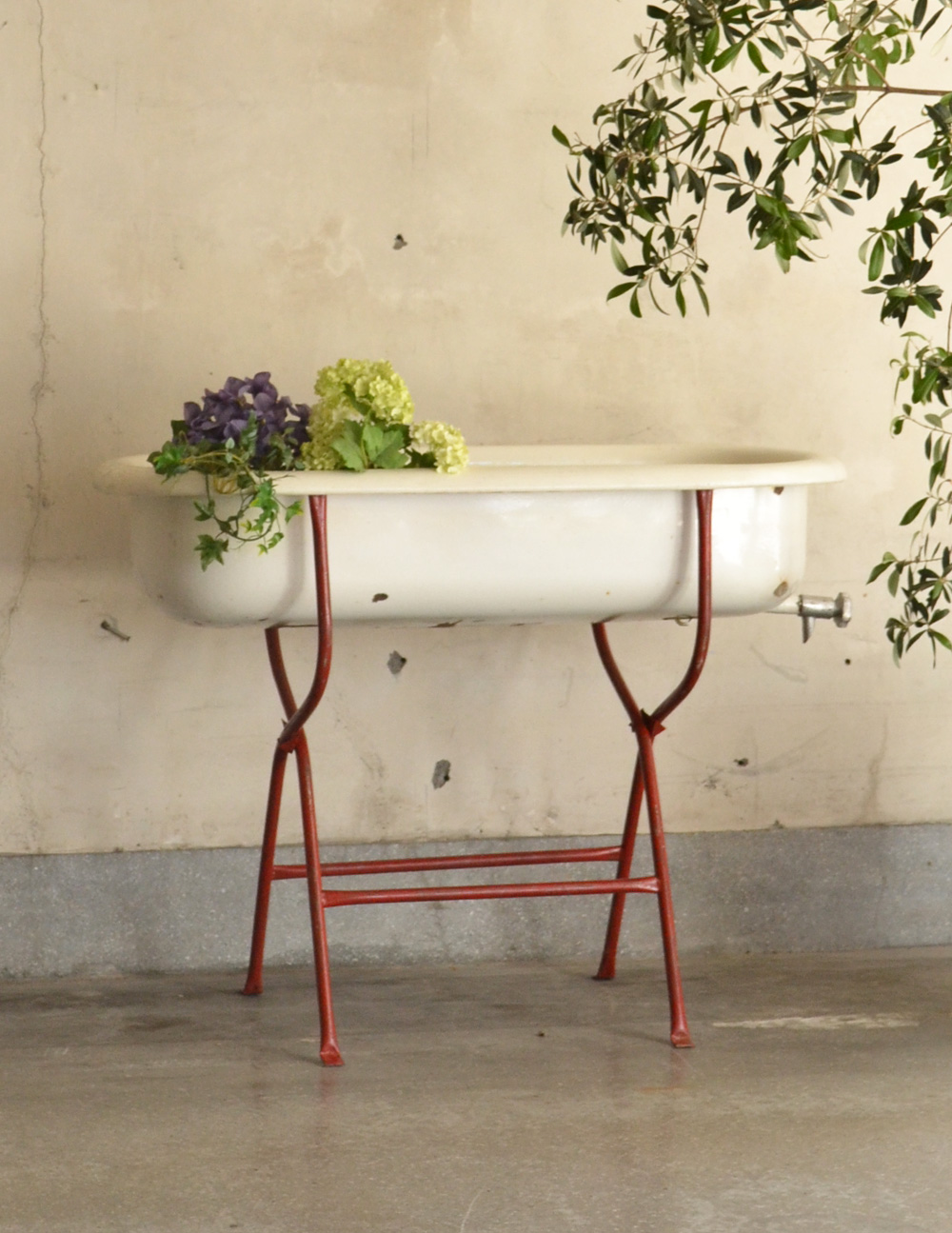 赤色が可愛いアンティーク家具、シンプルな造りのベビーバス(d-1106-f