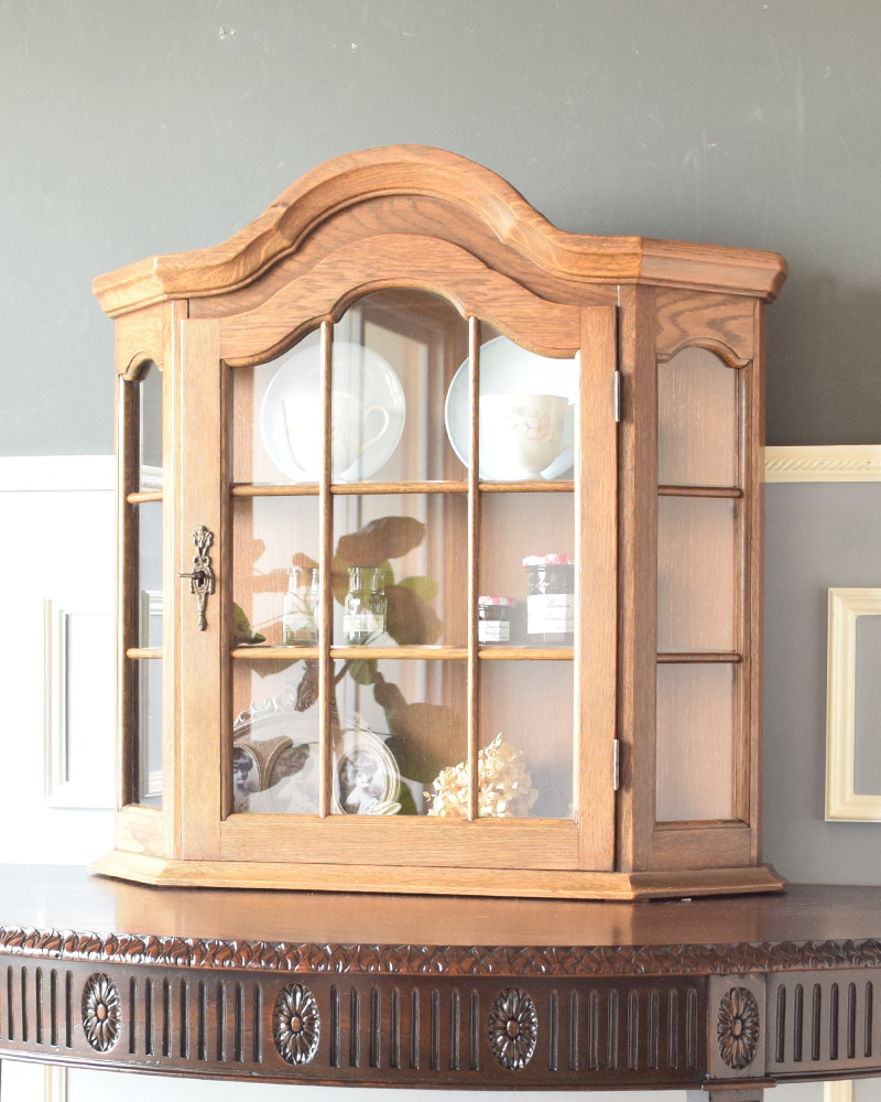 アンティークの壁付け家具、鍵が付いたガラス扉のウォールキャビネット