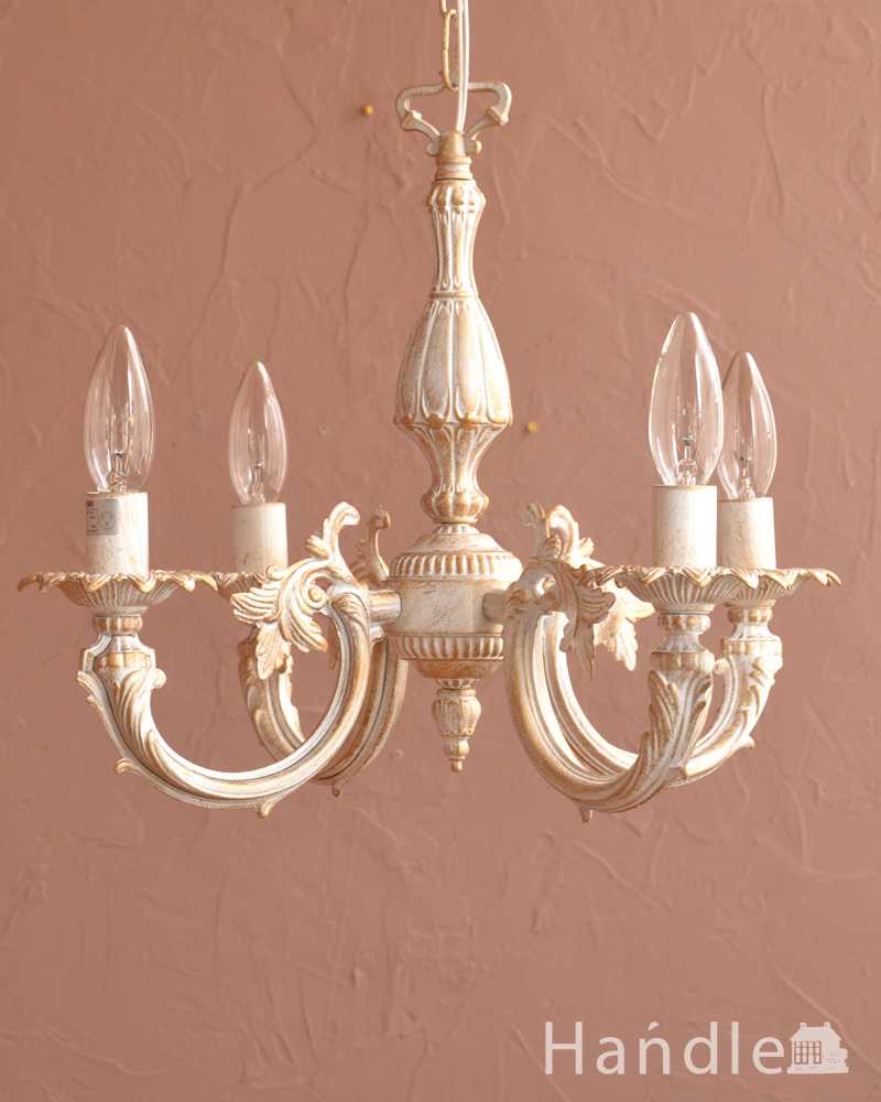 アンティーク風のフレンチシャビーな雰囲気、真鍮の白いシャンデリア