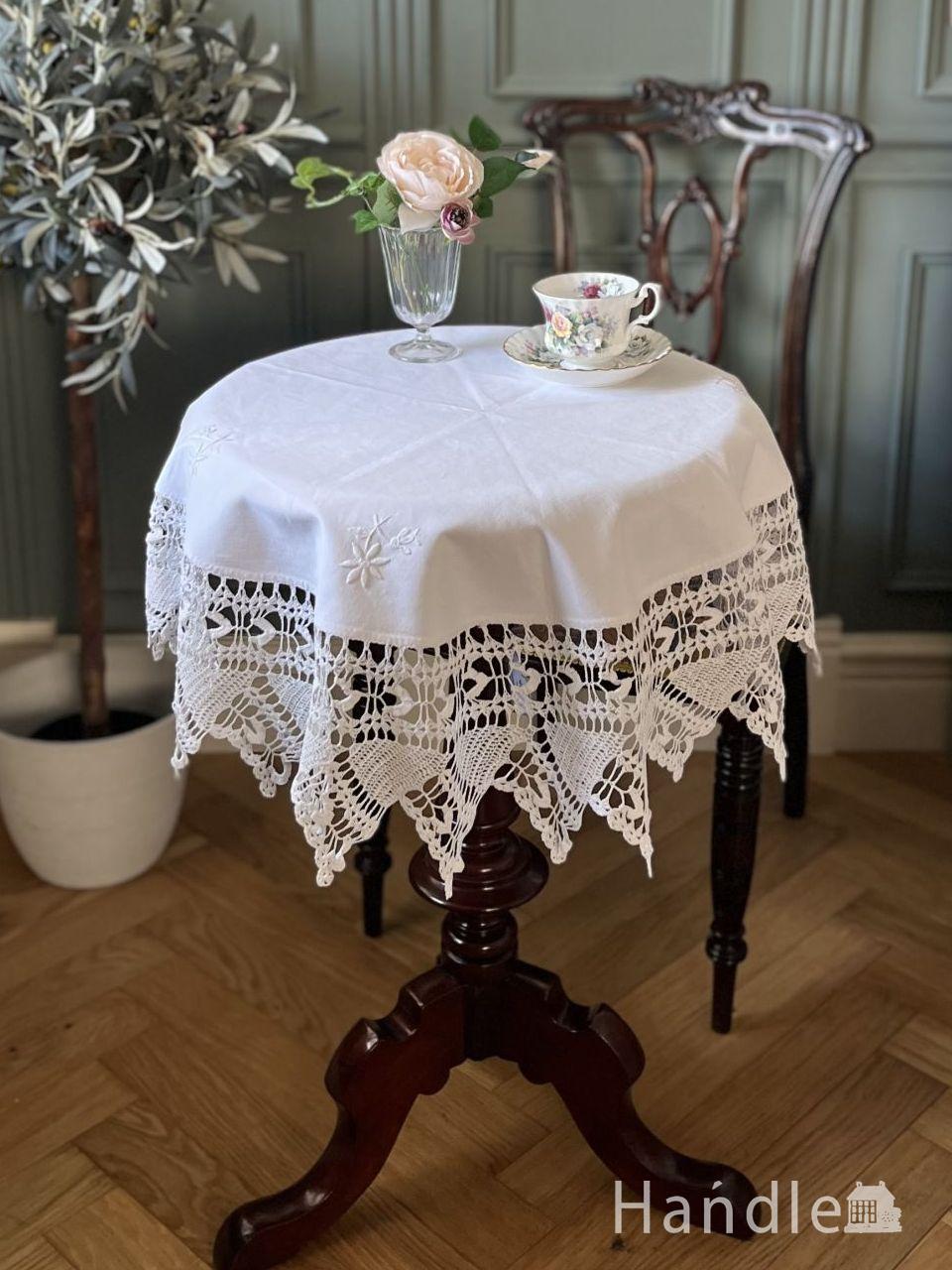 お花の刺繍が入ったテーブルクロス、丸い形のアンティーククロス(m