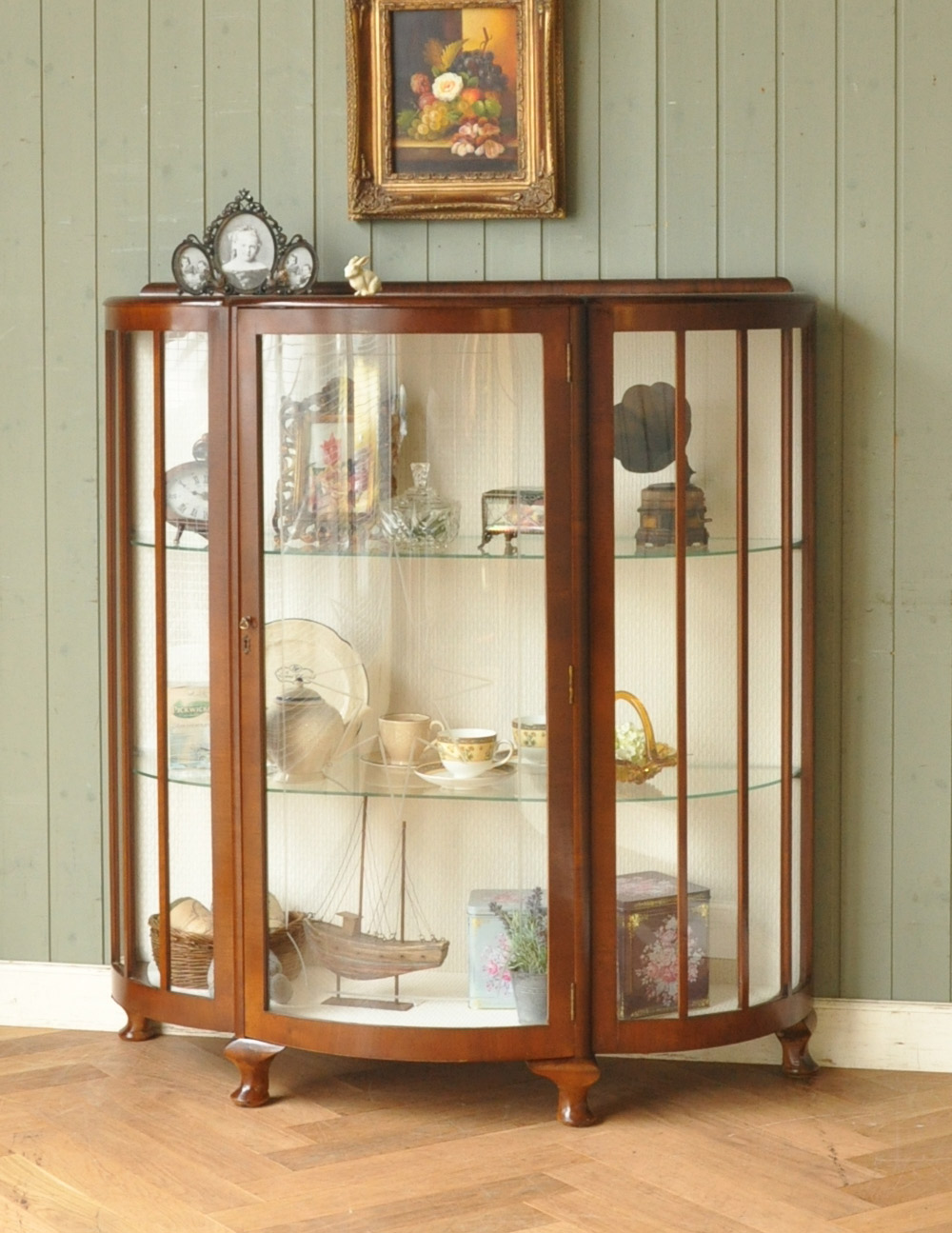 半月形で品がある英国のアンティーク家具のガラスキャビネット（飾り棚