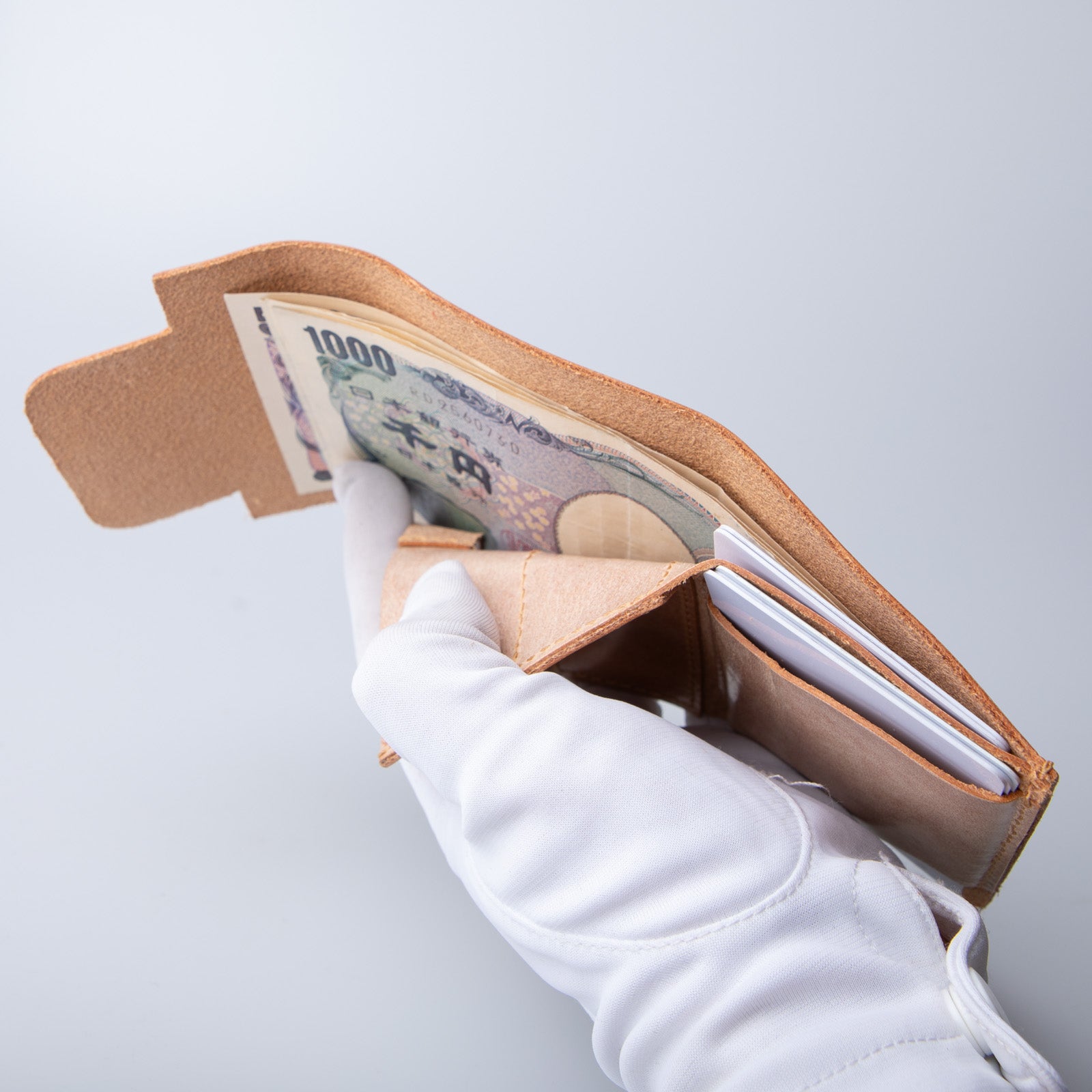 イタリア産ホワイトワックスを塗り込んだ個性的なレザー 二つ折り財布