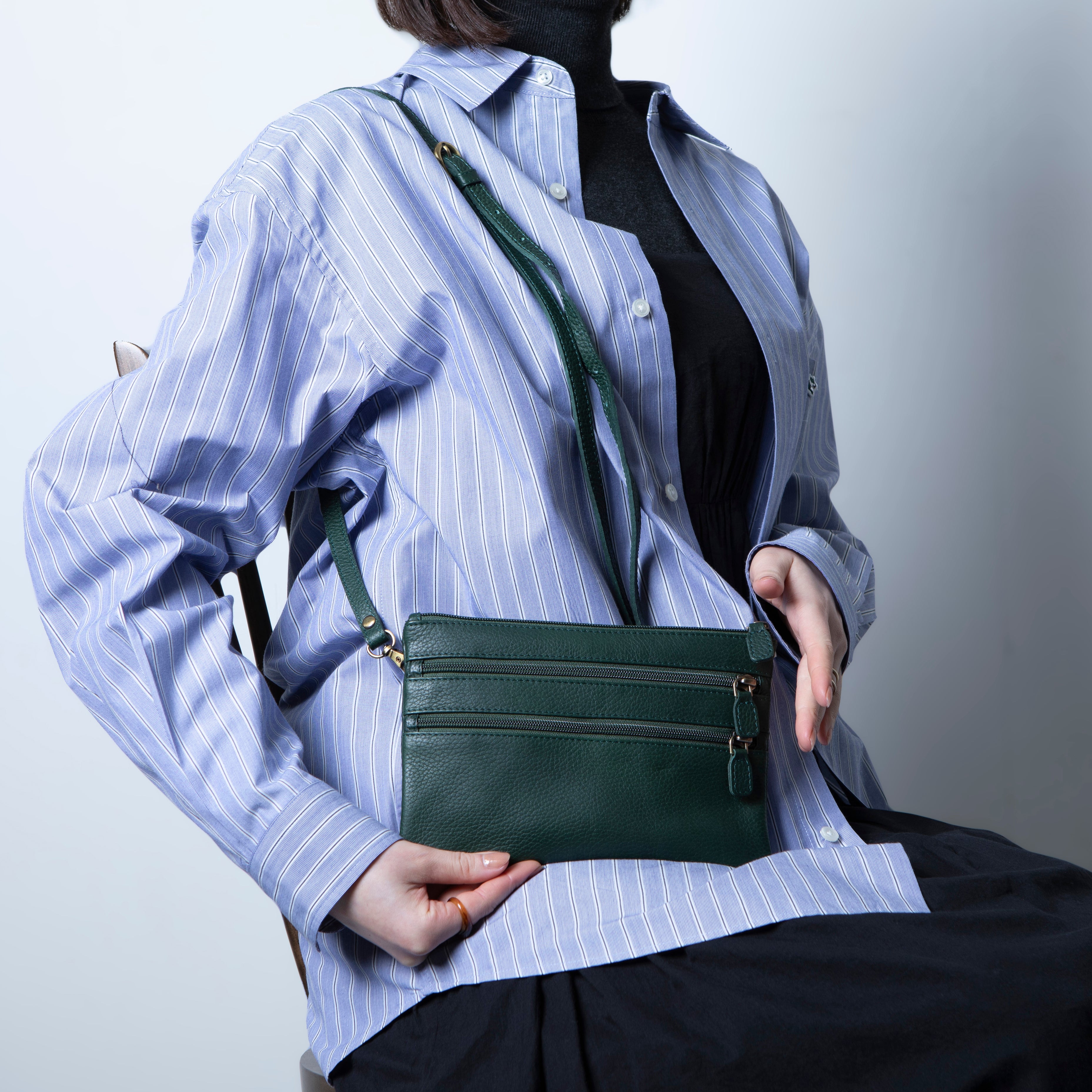 1秒で荷物が取れる3段ポケット。フル収納でも薄さ1cmを保つ、究極の