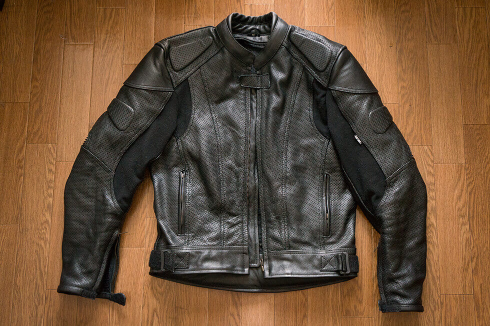 マジ涼しい。パンチングレザージャケットで、夏でもスタイリッシュに