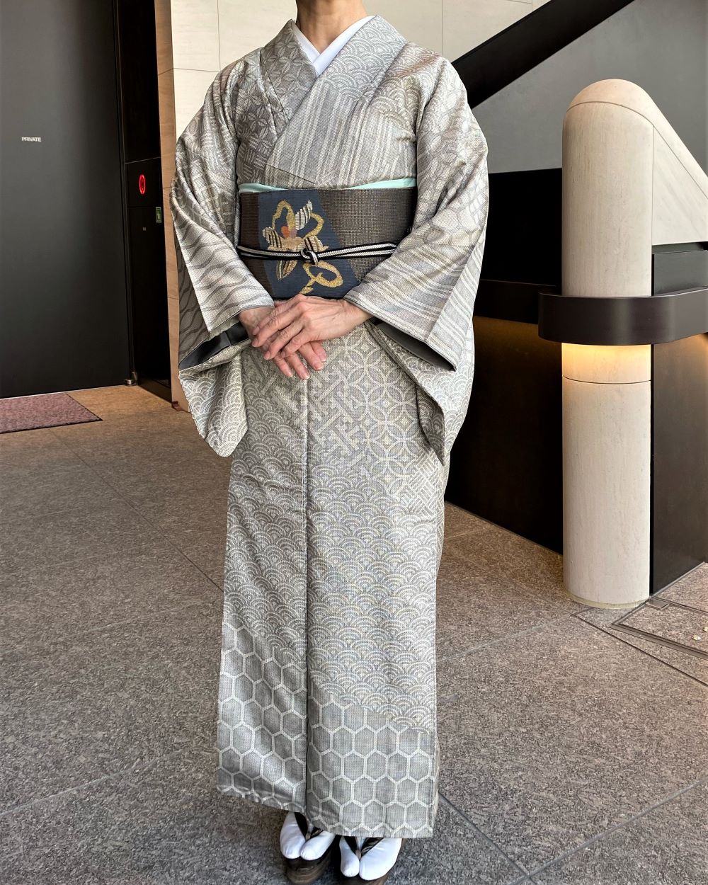 白地割付け文大島紬＋黄枯茶地ラメ糸綴れ袋帯｜晴れてらす【たんす着物