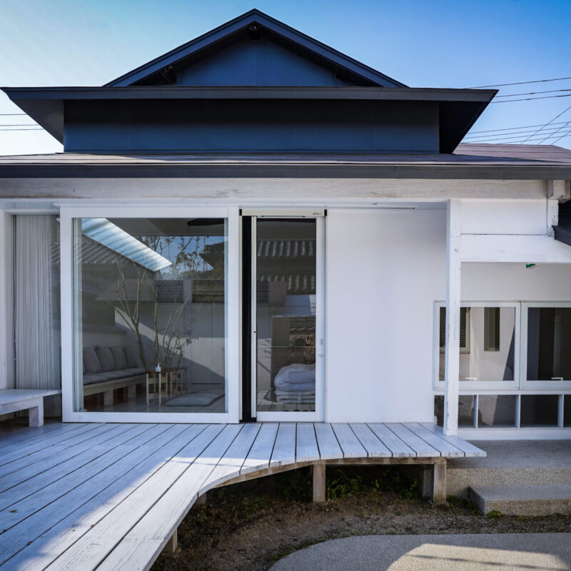 アーティスト・内藤礼と建築家・西沢立衛による「豊島美術館」はアート