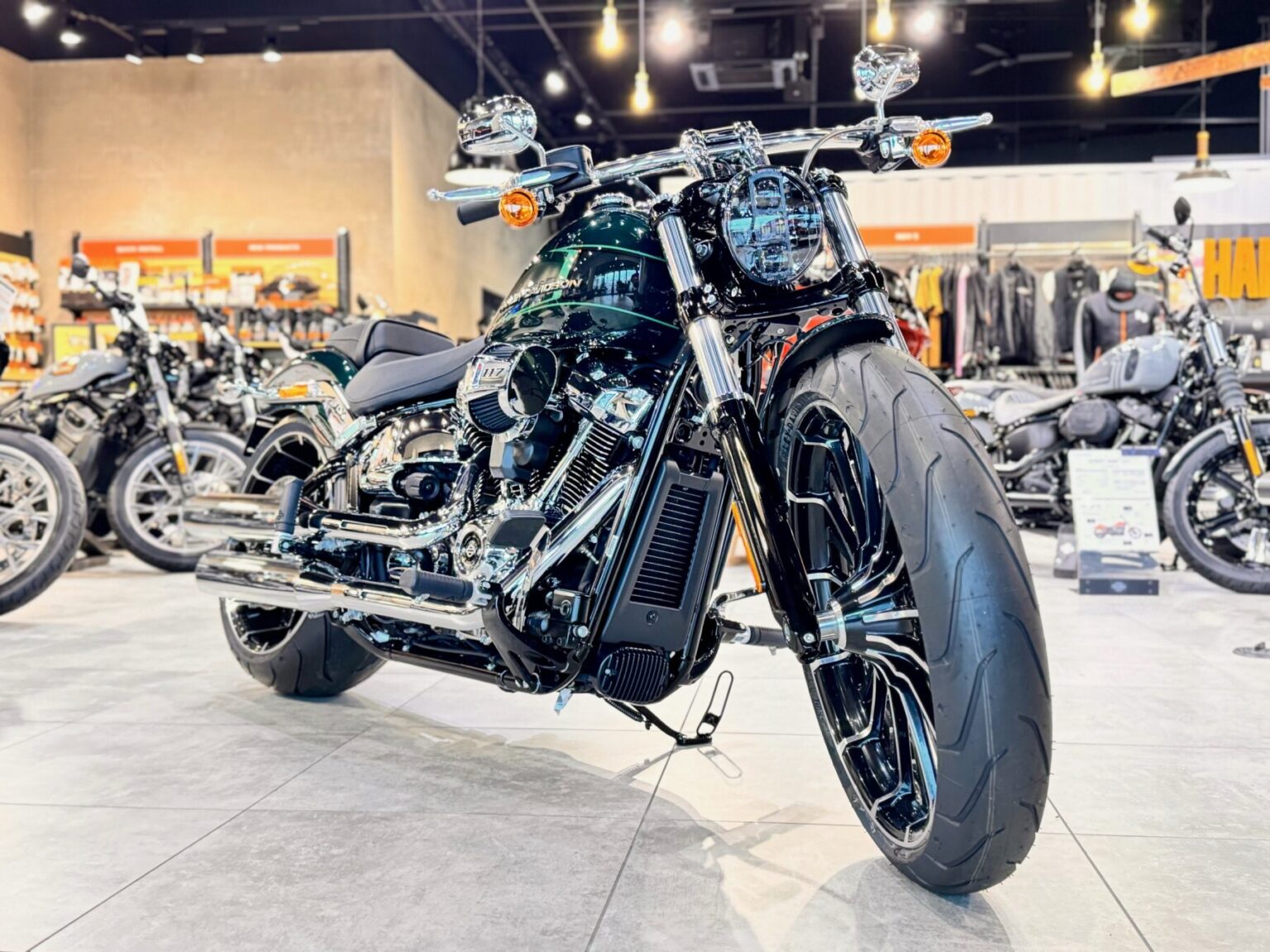 残り台数僅か！驚異の240サイズワイドタイヤ装着のFXBR ブレイクアウト