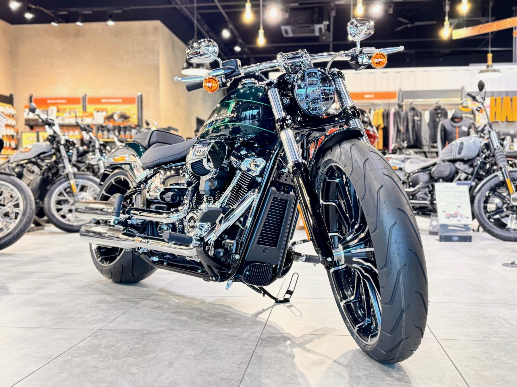 残り台数僅か！驚異の240サイズワイドタイヤ装着のFXBR ブレイクアウト