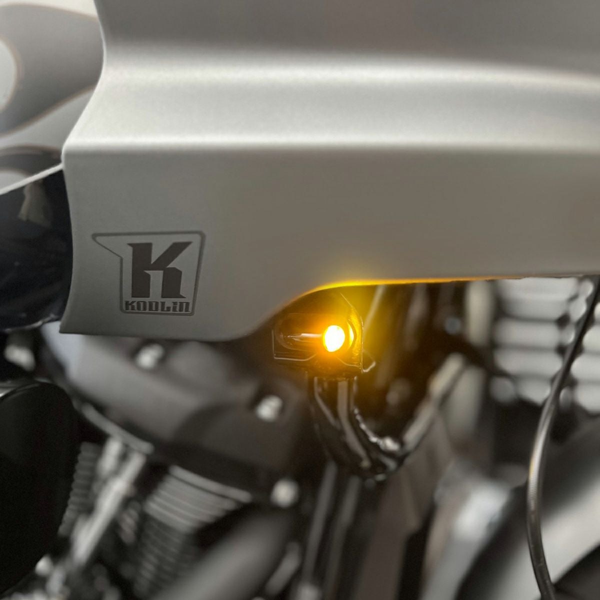 ハーレー ローライダーST ブレットスタイル 2-1 フロントLEDターン