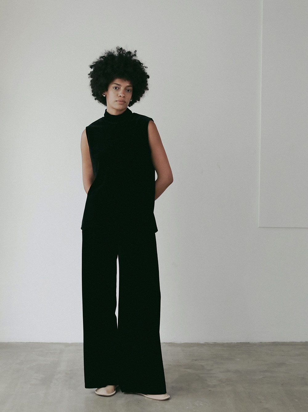 ベロアリラックスパンツ | Pants | HER. Online Store