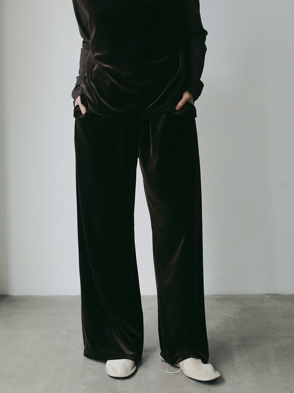 ベロアリラックスパンツ | Pants | HER. Online Store