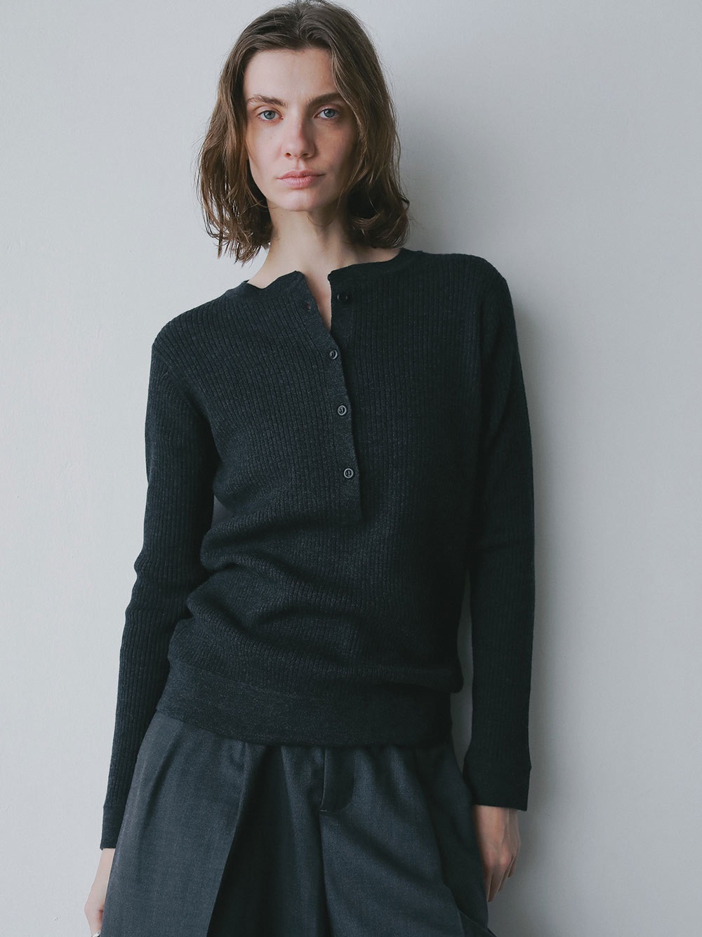 ウールヘンリーネックニットプルオーバー | Knit | HER. Online Store