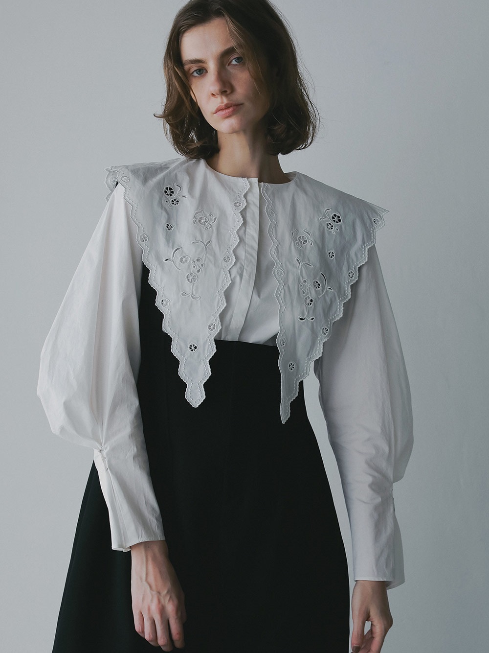 エンブロイダリーカラーブラウス | Blouse | HER. Online Store