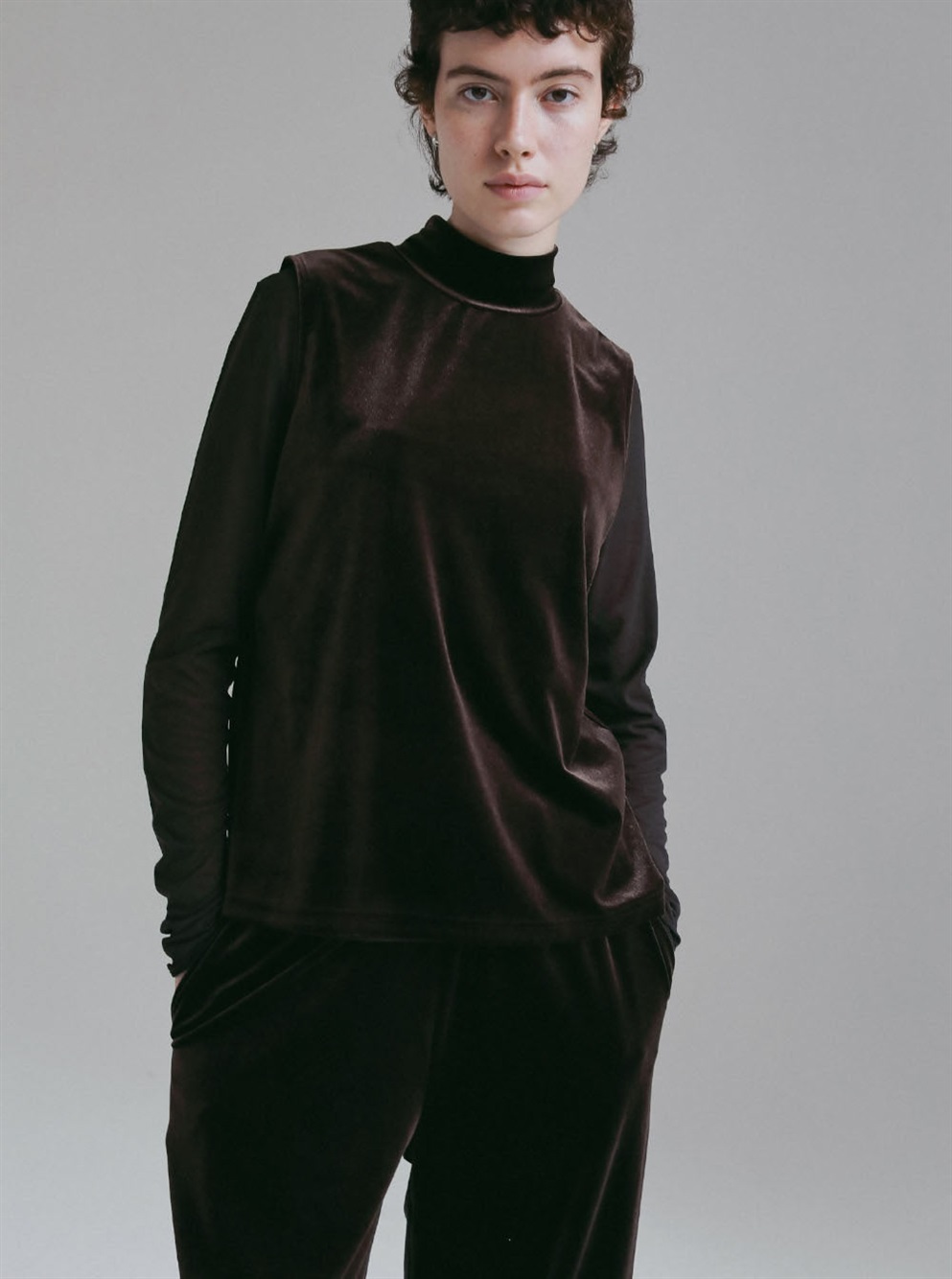 ベロアハイネックプルオーバー | Cut and sew | HER. Online Store