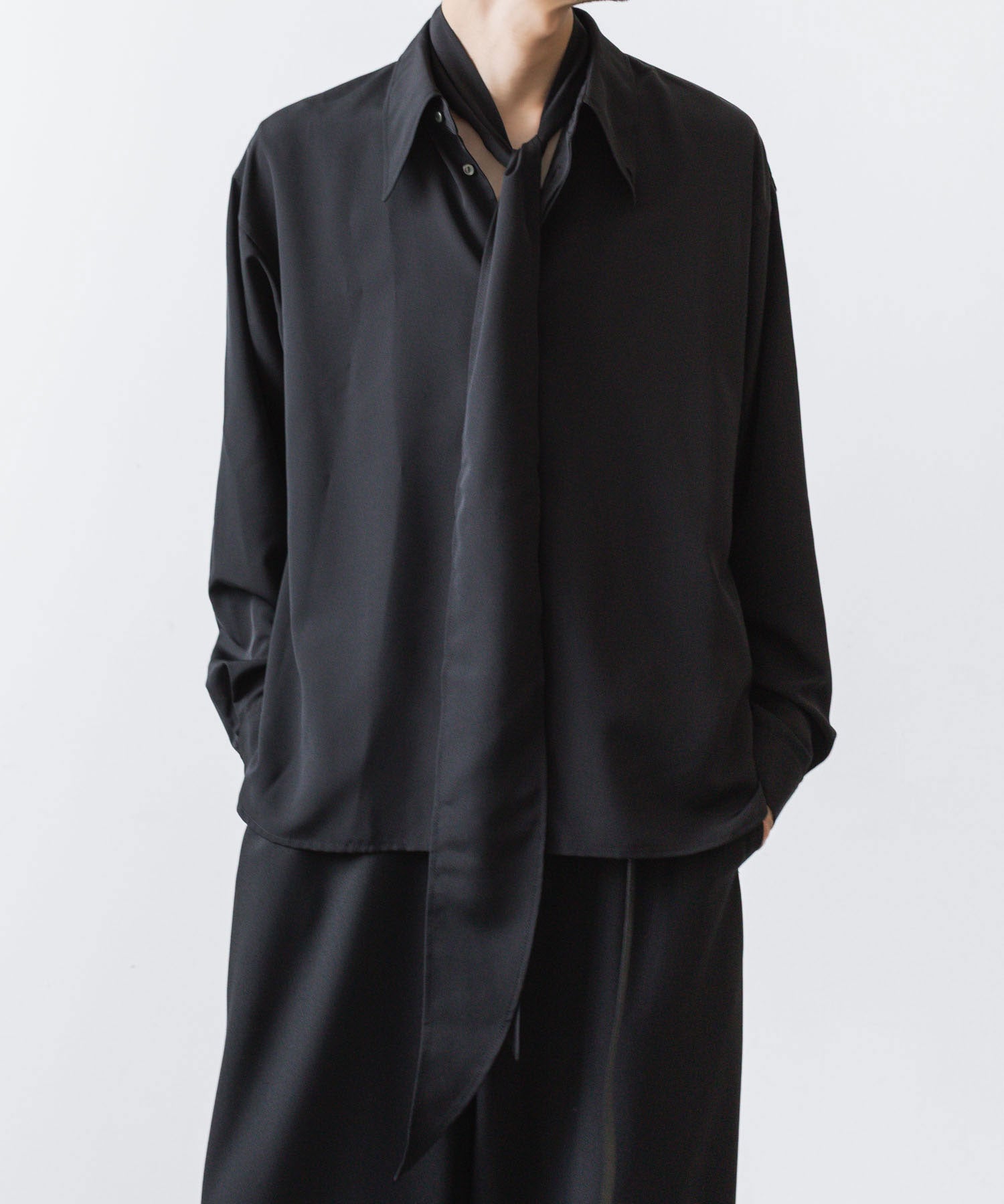 ato】CREPE DE CHINE SHORT SCARF SHIRT - BLACK | 公式通販サイト
