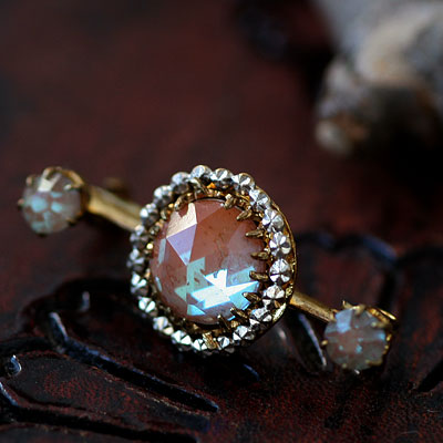 トライアングルカット・ヴィクトリアン・サフィレット・ブローチ