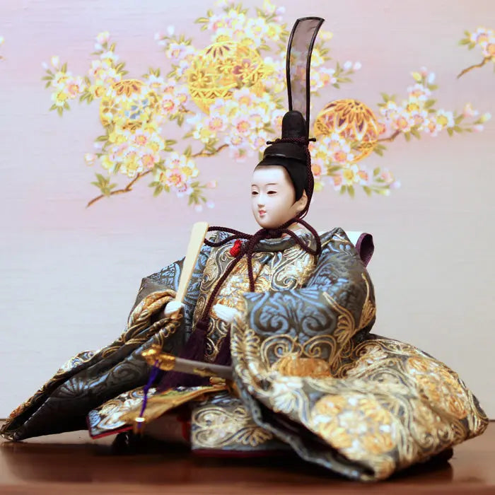 巧みの技で贅沢 百人一首 万葉集も揃えた収納三段飾りの雛人形【花須衣