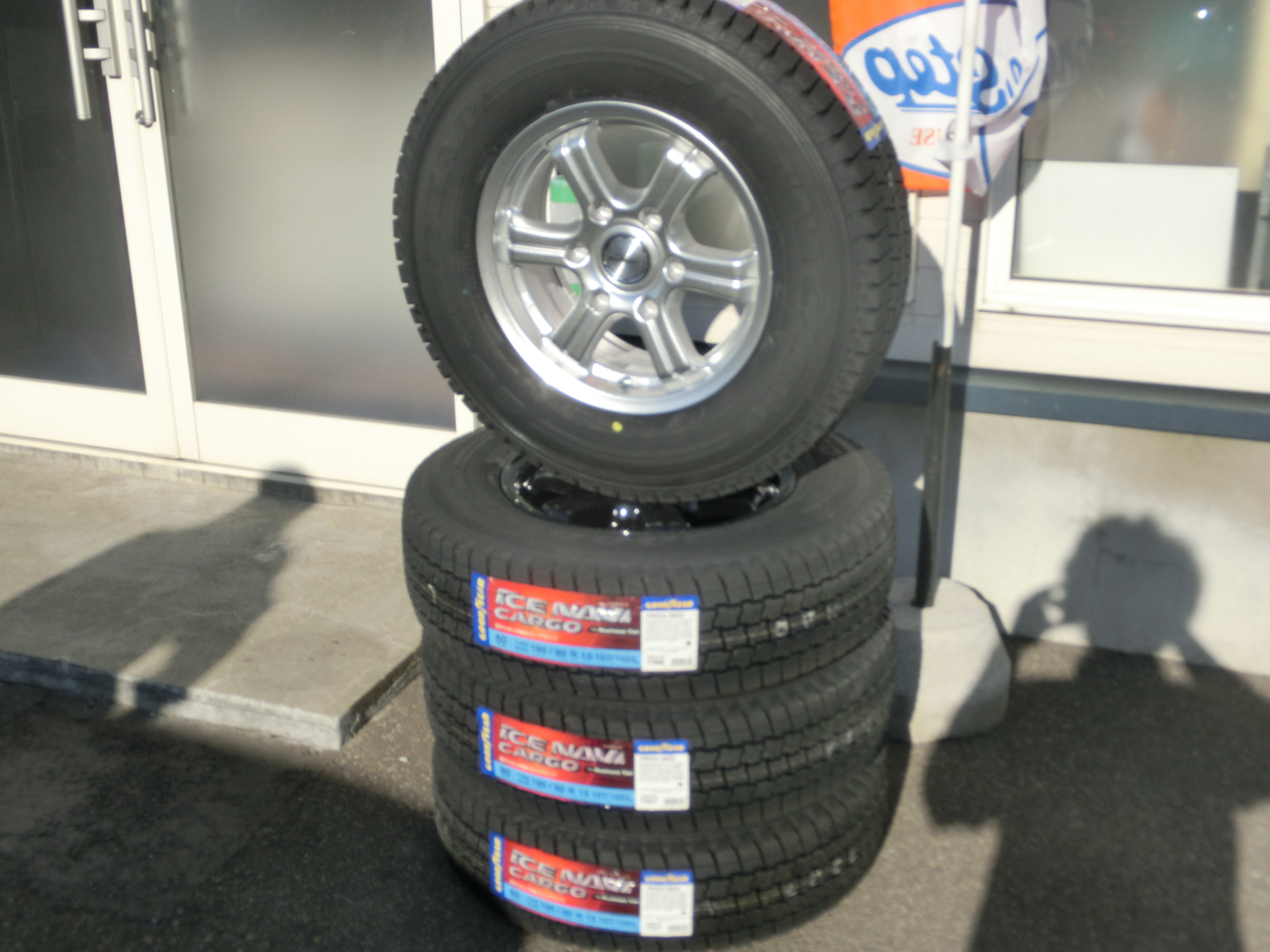 200系ハイエース用 新品スタッドレス＆アルミホイール1台セット