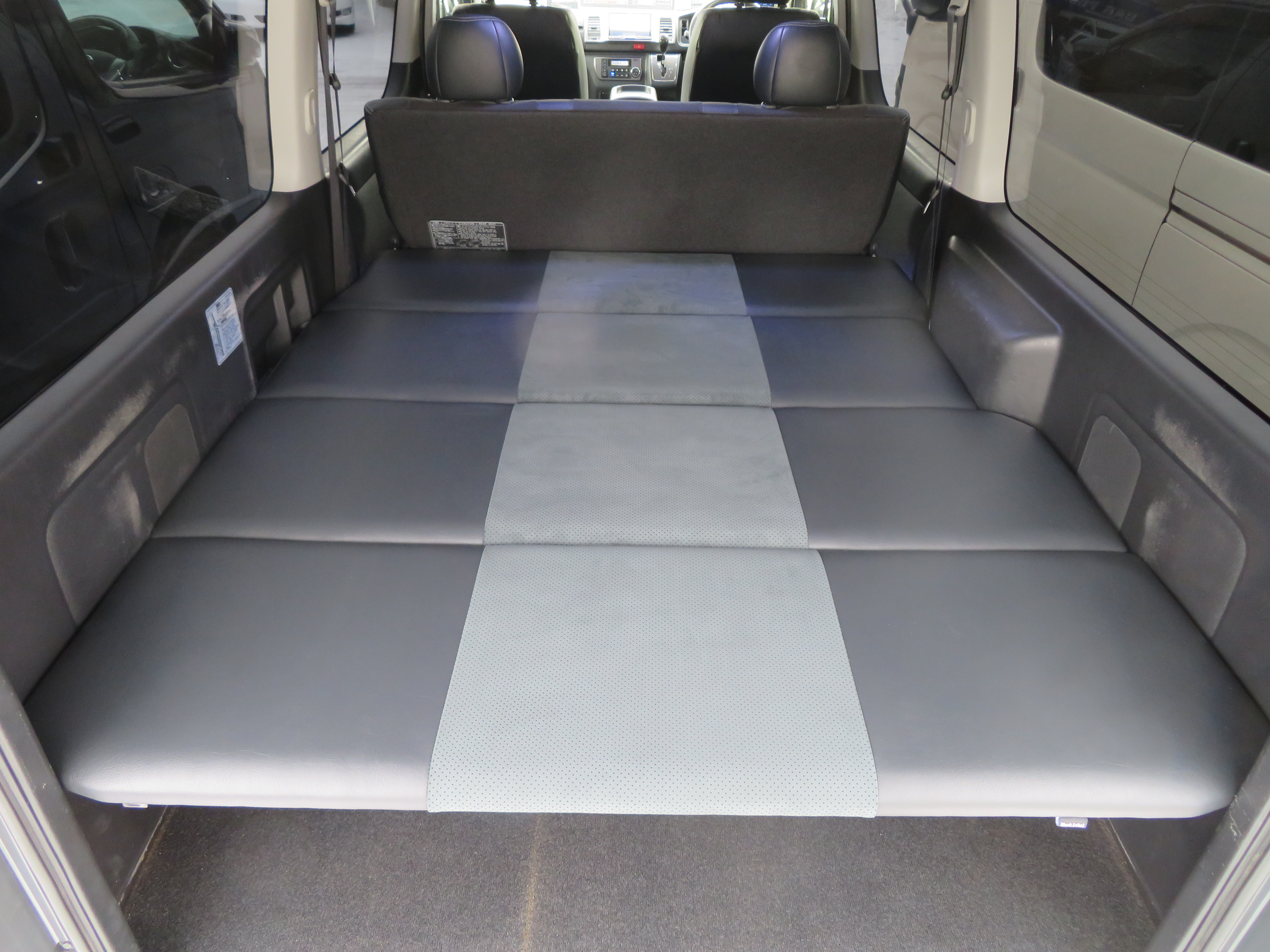 ダークプライム仕様 ベッドキット | 札幌のハイエース専門ブランド